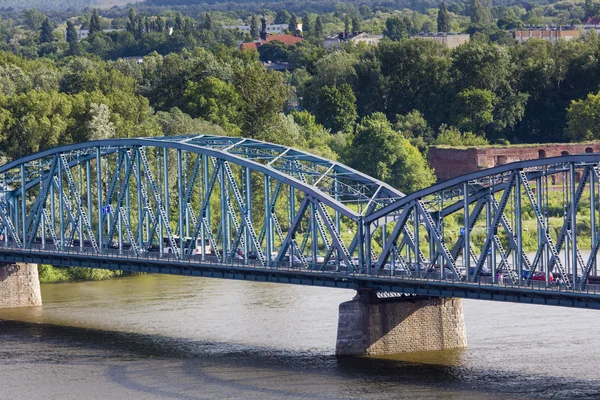 Polsko - Torun slavný příhradový most přes řeku Vislu. Doprava — Stock fotografie