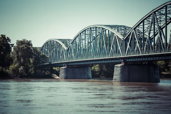 Polsko - Torun slavný příhradový most přes řeku Vislu. Doprava — Stock fotografie