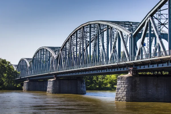 Polsko - Torun slavný příhradový most přes řeku Vislu. Doprava — Stock fotografie