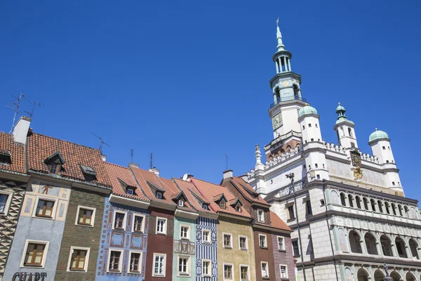 Casas y Ayuntamiento en Old Market Square, Poznan, Polonia —  Fotos de Stock