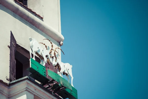 The mechanized goats, which butt heads daily at noon.Poznan,Pola — Stock Photo, Image