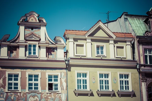 Huizen en stadhuis in oude markt plein, poznan, Polen — Stockfoto