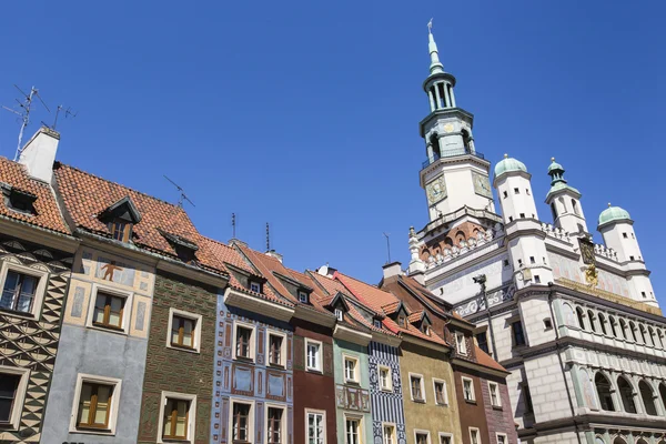 Case e Municipio in Piazza del Mercato Vecchio, Poznan, Polonia — Foto Stock