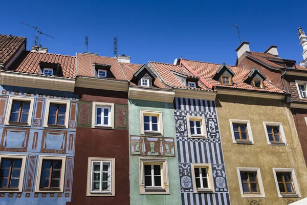 Casas y Ayuntamiento en Old Market Square, Poznan, Polonia — Foto de Stock