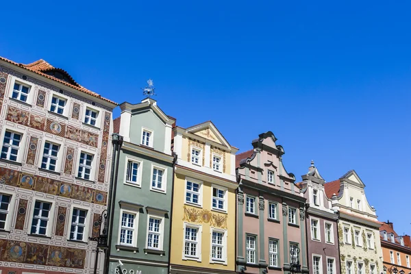 Casas y Ayuntamiento en Old Market Square, Poznan, Polonia — Foto de Stock