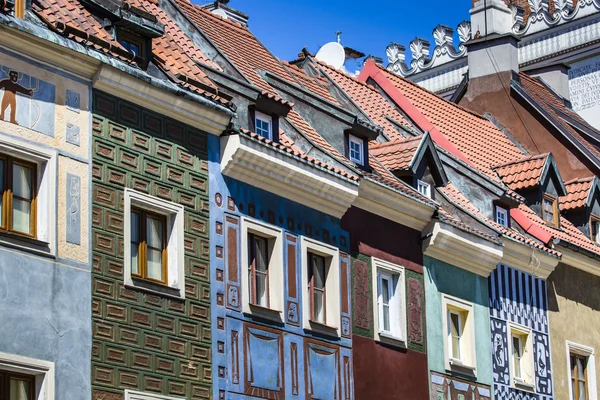 Casas y Ayuntamiento en Old Market Square, Poznan, Polonia — Foto de Stock