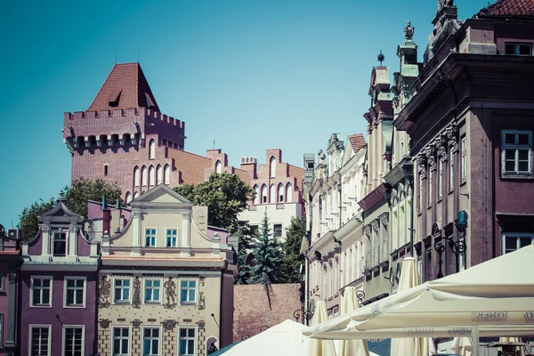 Casas y Ayuntamiento en Old Market Square, Poznan, Polonia — Foto de Stock