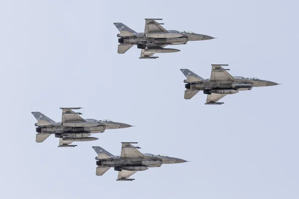 Poznan, Polen - 14 juni: gruppera bildande "f-16" på blå himmel dur — Stockfoto