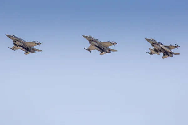 Poznan, Polen - 14 juni: gruppera bildande "f-16" på blå himmel dur — Stockfoto