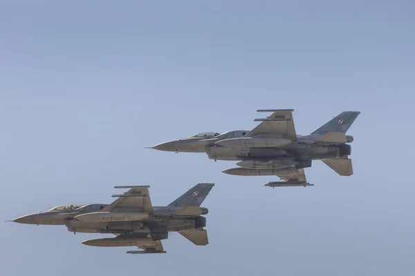 Poznaň, Polsko - 14. června: skupina formace "f-16" na modré obloze dur — Stock fotografie