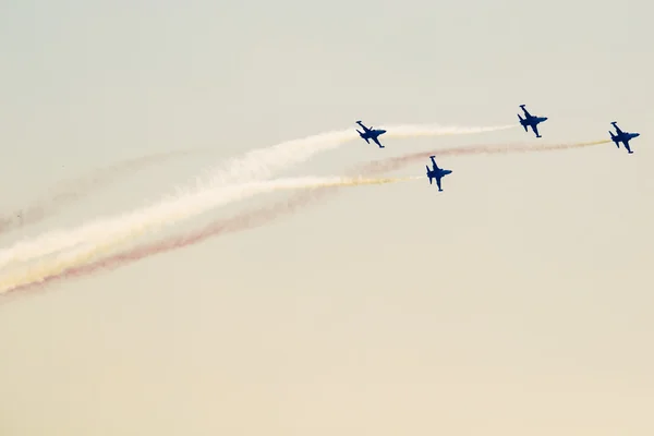 POZNÁN, POLONIA - 14 DE JUNIO: Formación de grupos acrobáticos "Turquía Sta — Foto de Stock