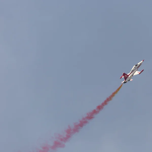 POZNÁN, POLONIA - 14 DE JUNIO: Formación de grupos acrobáticos "Turquía Sta —  Fotos de Stock