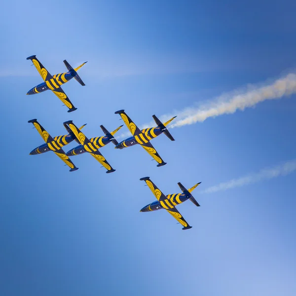 POZNAN, POLAND - JUNE 14: Aerobatic group formation "Baltic Bees — Stock Photo, Image