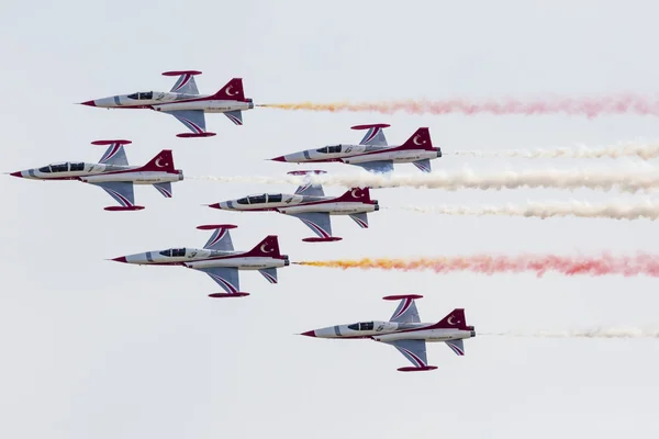 POZNAN, POLAND - JUNE 14: Aerobatic group formation "Turkish Sta — Stock Photo, Image