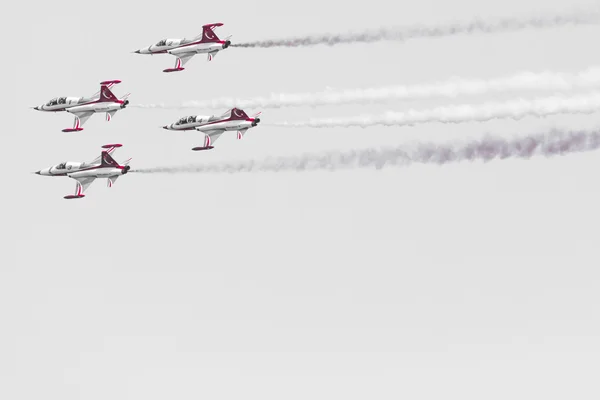 Poznan, Polen - 14 juni: aerobatic grupp bildas "turkiska sta — Stockfoto