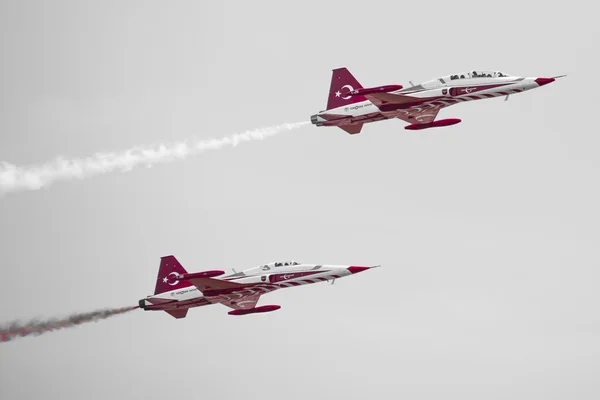 POZNAN, POLAND - JUNE 14: Aerobatic group formation "Turkish Sta — Stock Photo, Image