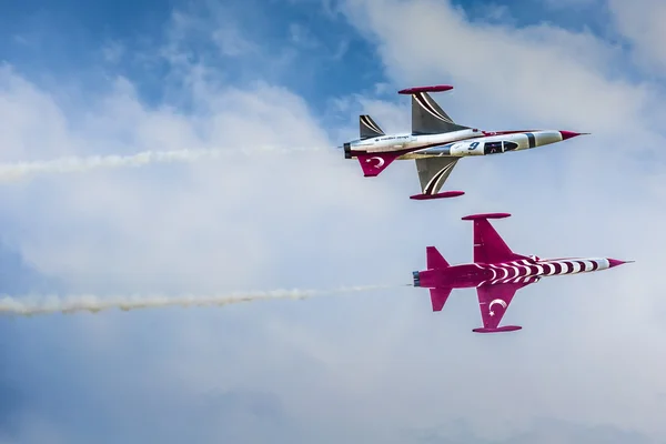 POZNAN, POLAND - JUNE 14: Aerobatic group formation "Turkish Sta — Stock Photo, Image