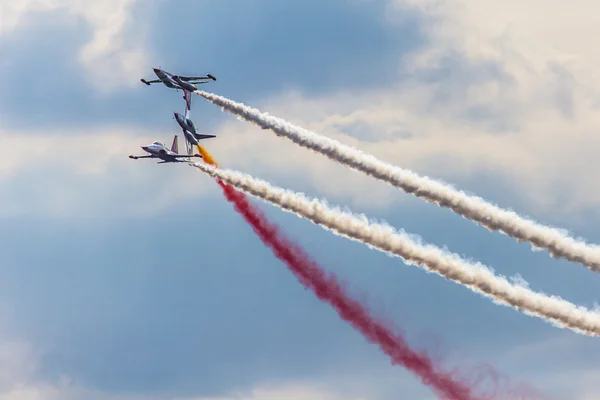 POZNAN, POLONIA - 14 GIUGNO: Formazione di gruppi acrobatici "Turkish Sta — Foto Stock