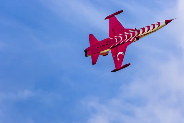 POZNAN, POLONIA - 14 GIUGNO: Formazione di gruppi acrobatici "Turkish Sta — Foto Stock