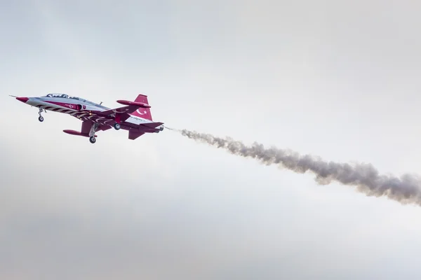 POZNÁN, POLONIA - 14 DE JUNIO: Formación de grupos acrobáticos "Turquía Sta —  Fotos de Stock