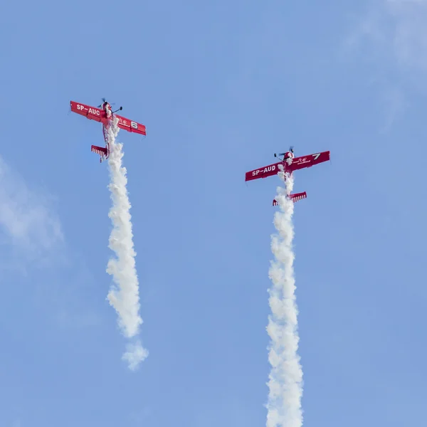 POZNÁN, POLONIA - 14 DE JUNIO: Formación de grupos acrobáticos "Zelazny" en — Foto de Stock