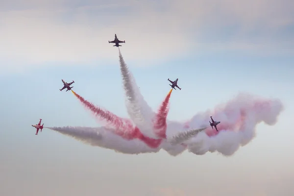 POZNAN, POLONIA - 14 GIUGNO: Formazione di gruppi acrobatici "Turkish Sta — Foto Stock