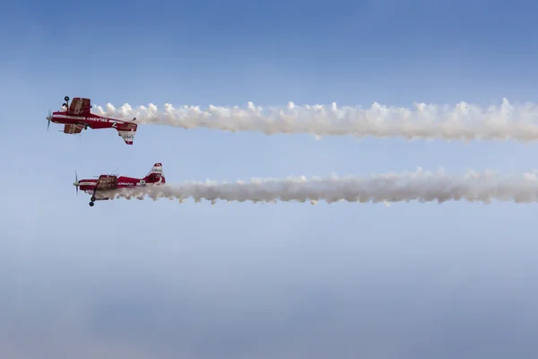 POZNÁN, POLONIA - 14 DE JUNIO: Formación de grupos acrobáticos "Zelazny" en — Foto de Stock