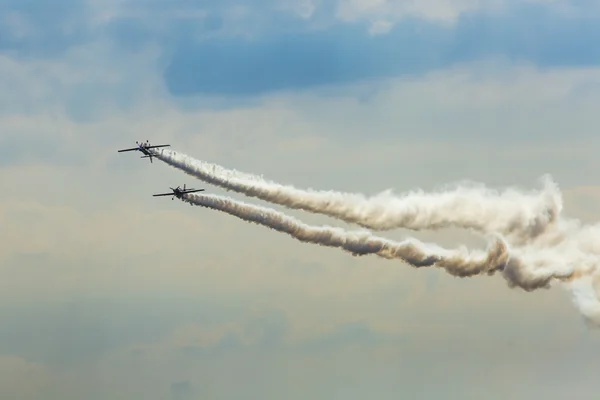 POZNÁN, POLONIA - 14 DE JUNIO: Formación de grupos acrobáticos "Zelazny" en — Foto de Stock