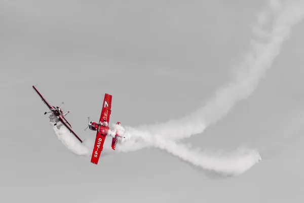 POZNAN, POLAND - JUNE 14: Aerobatic group formation "Zelazny" at — Stock Photo, Image