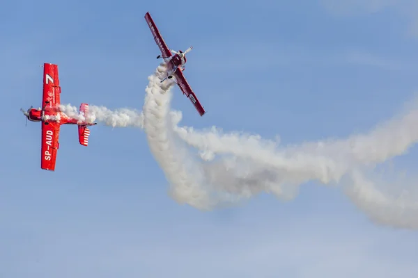 POZNAN, POLONIA - 14 GIUGNO: formazione del gruppo aerobatico "Zelazny" a — Foto Stock