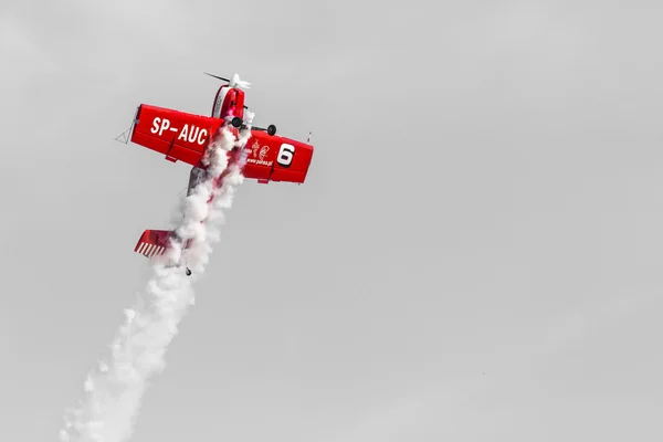 POZNAN, POLONIA - 14 GIUGNO: formazione del gruppo aerobatico "Zelazny" a — Foto Stock