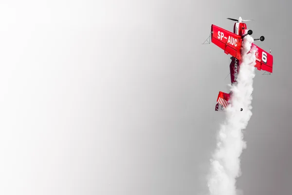 POZNÁN, POLONIA - 14 DE JUNIO: Formación de grupos acrobáticos "Zelazny" en — Foto de Stock