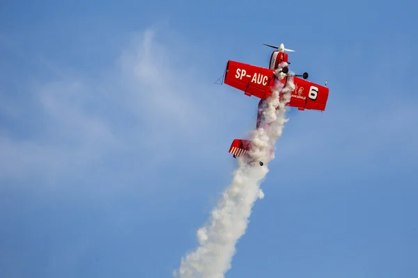 POZNÁN, POLONIA - 14 DE JUNIO: Formación de grupos acrobáticos "Zelazny" en —  Fotos de Stock