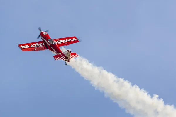 POZNAN, POLONIA - 14 GIUGNO: formazione del gruppo aerobatico "Zelazny" a — Foto Stock