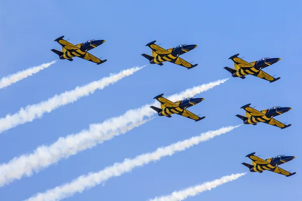 POZNÁN, POLONIA - 14 DE JUNIO: Formación de grupos acrobáticos "Abejas bálticas — Foto de Stock