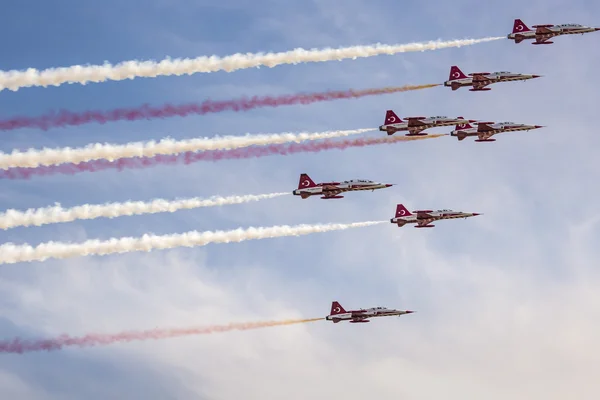 POZNAN, POLONIA - 14 GIUGNO: Formazione di gruppi acrobatici "Turkish Sta — Foto Stock