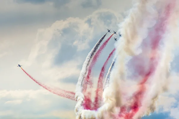 POZNÁN, POLONIA - 14 DE JUNIO: Formación de grupos acrobáticos "Turquía Sta — Foto de Stock