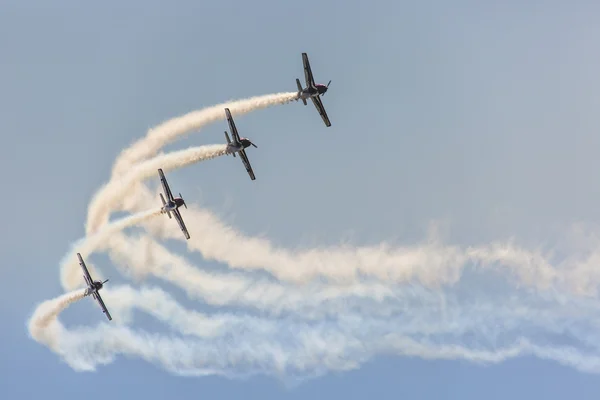 POZNAN, POLONIA - 14 DE JUNIO: Formación de grupos acrobáticos "Pioneer Te — Foto de Stock