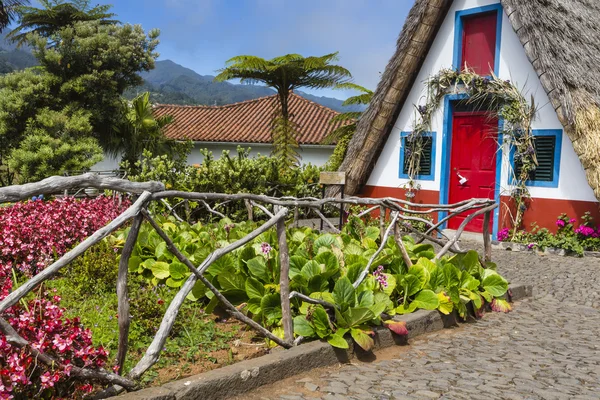 Traditionelles landhaus in santana madeira, portugal. — Stockfoto