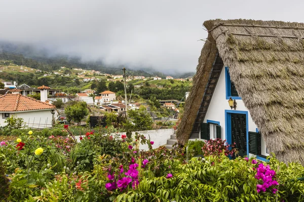 Casa rural tradicional em Santana Madeira, Portugal . — Fotografia de Stock
