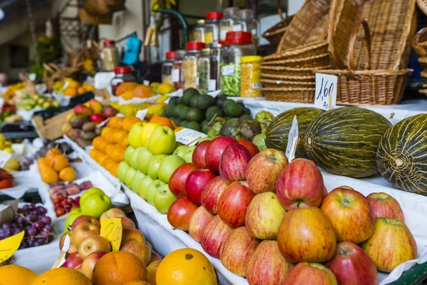 Verse exotische vruchten in Mercado Dos Lavradores. Funchal, Madeira, — Stockfoto