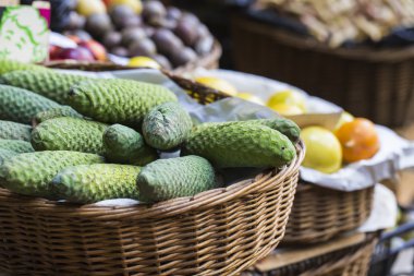 Egzotik meyve Mercado Dos Lavradores içinde. Funchal, Madeira