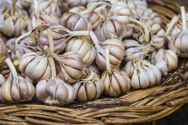 Fechar de alho no mercado — Fotografia de Stock