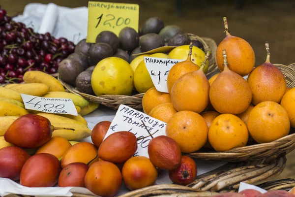 Čerstvé exotické ovoce v Mercado Dos Lavradores. Funchal, Madeira — Stock fotografie