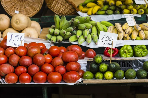 Świeże owoce egzotyczne w Mercado Dos Lavradores. Funchal, Madera — Zdjęcie stockowe