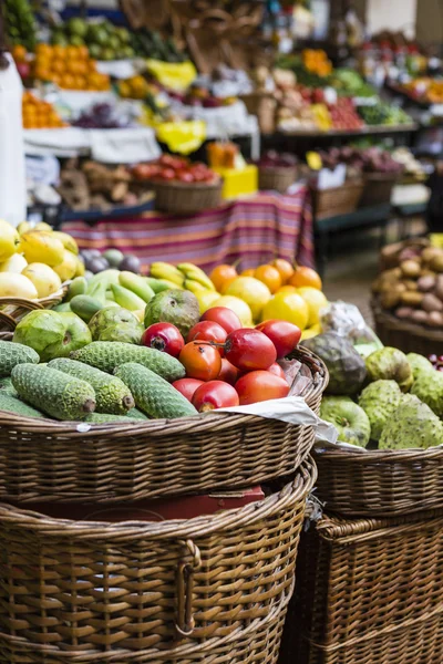 Frutas exóticas frescas en Mercado Dos Lavradores. Funchal, Madeira —  Fotos de Stock