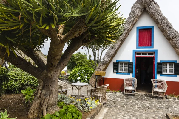 Tradycyjny dom wiejski w santana madeira, Portugalia. — Zdjęcie stockowe