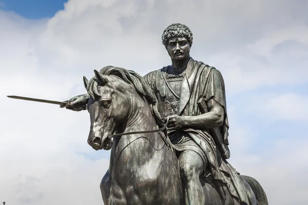 Monumento a Joseph Poniatowski di fronte al Palazzo Presidenziale di P — Foto Stock