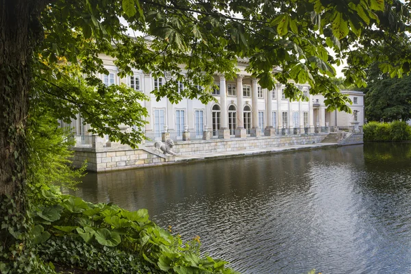 Het lazienki-paleis in lazienki park, Warschau. Lazienki krolewski — Stockfoto