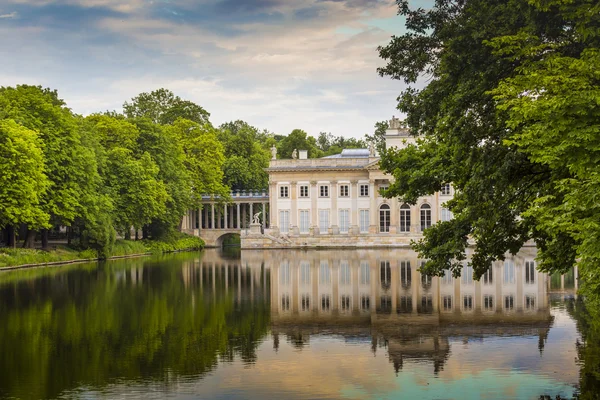 The Lazienki palace in Lazienki Park, Warsaw. Lazienki Krolewski — Stock Photo, Image